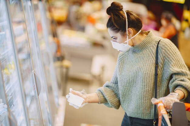 Foto gratuita mujer en una máscara protectora en un supermercado