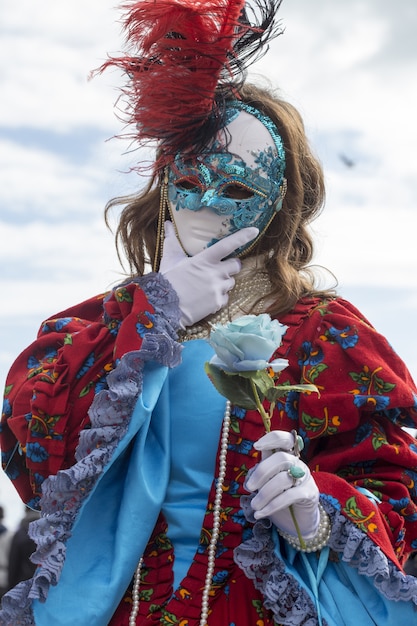 Mujer con una máscara tradicional de Venecia durante el carnaval de fama mundial