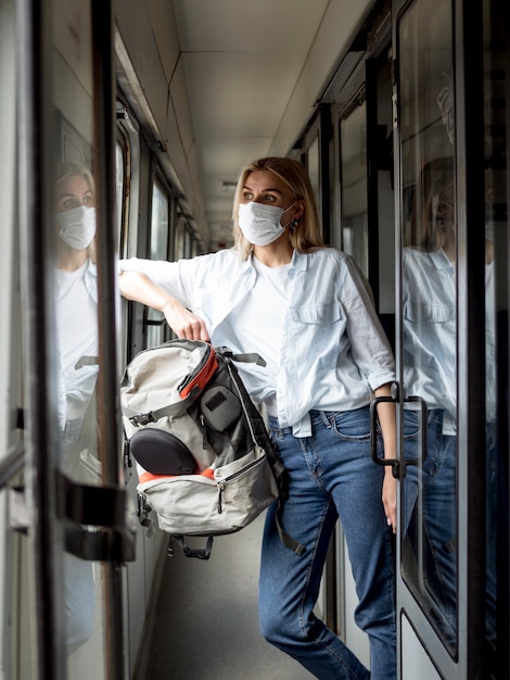 Foto gratuita mujer con máscara en tren