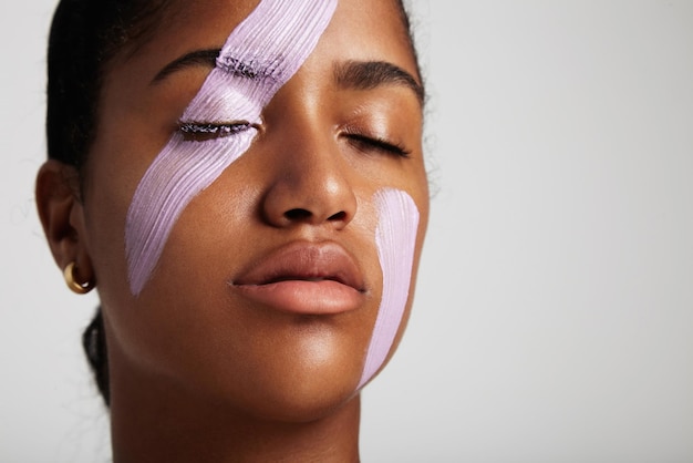 Mujer con mascarilla en la cara