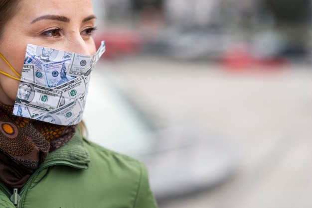 Mujer con mascarilla casera de dinero