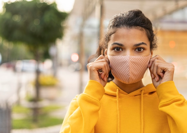 Mujer con mascarilla y concepto de distancia social