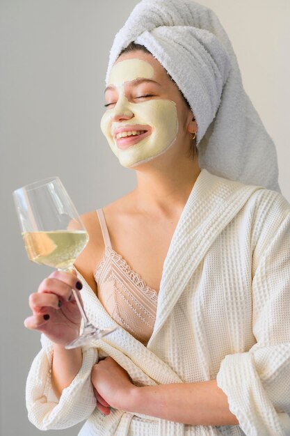 Mujer con mascarilla con copa de vino