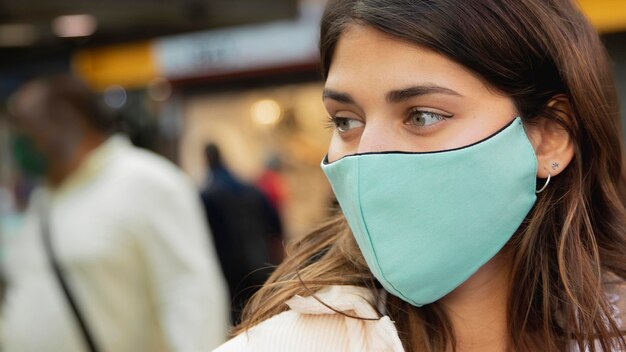 Mujer con mascarilla y espacio de copia