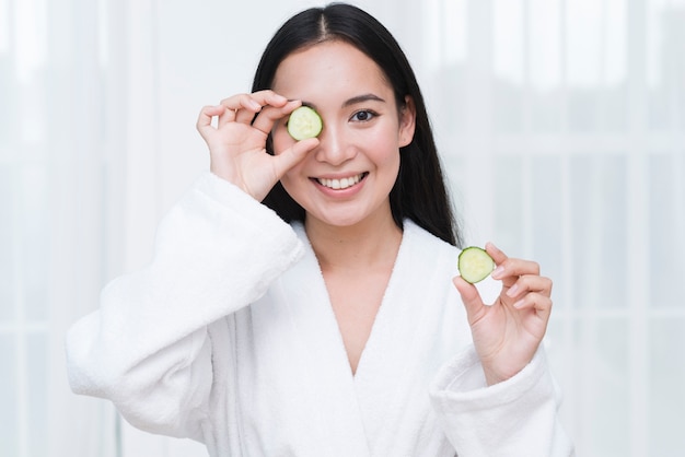 Mujer con una mascarilla facial en un spa