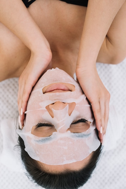 Mujer con una mascarilla facial