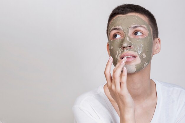 Mujer con mascarilla mirando hacia arriba