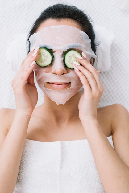 Mujer con una mascarilla de pepino