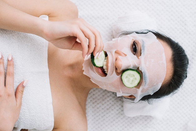 Mujer con una mascarilla de pepino