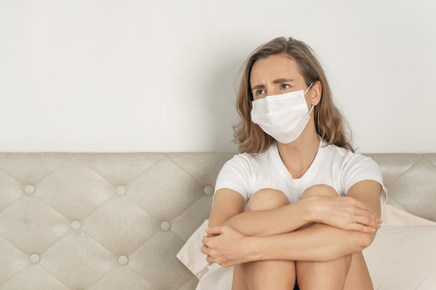 Foto gratuita mujer con mascarilla para protegerse la sensación de dolor de cabeza y tos debido al coronavirus covid-19 en la sala de cuarentena