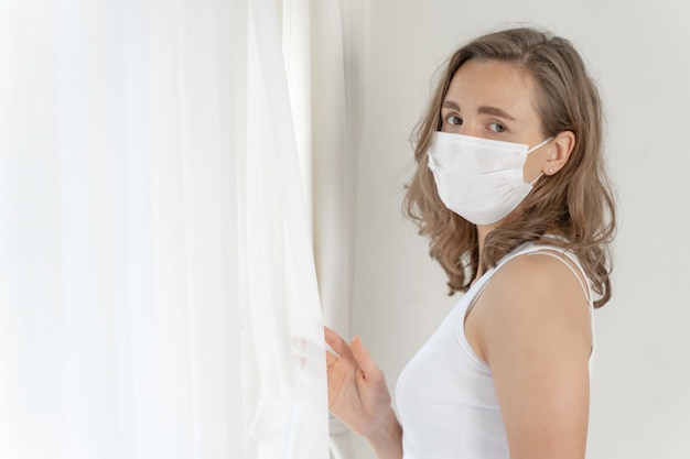 Foto gratuita mujer con mascarilla para protegerse la sensación de dolor de cabeza y tos debido al coronavirus covid-19 en la sala de cuarentena