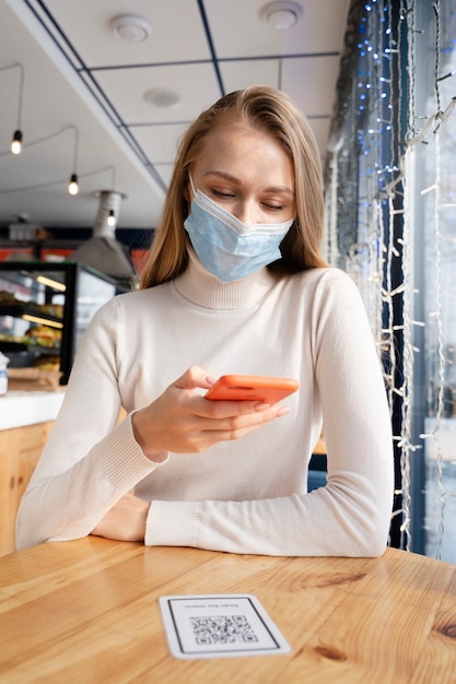 Mujer con mascarilla de tiro medio