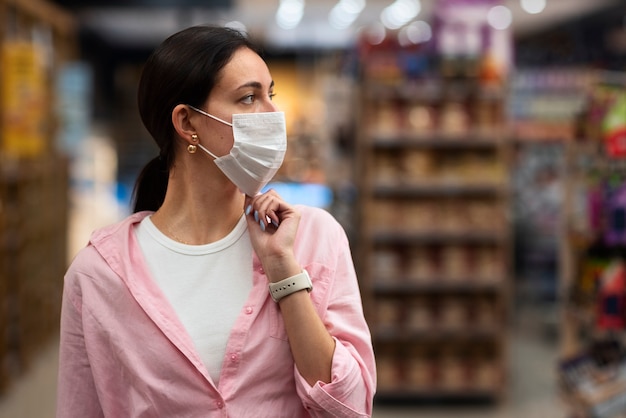 Foto gratuita mujer con mascarilla vista frontal