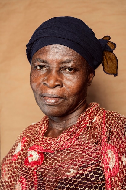 Foto gratuita mujer mayor africana con ropas tradicionales