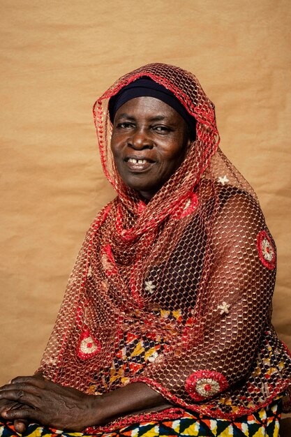 Mujer mayor africana con ropas tradicionales