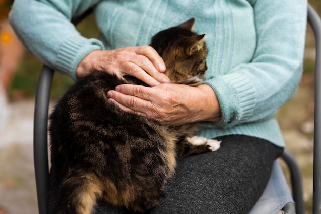 Mujer mayor, en, asilo de ancianos, tenencia, gato