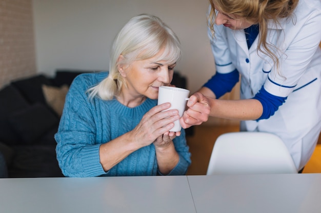 Foto gratuita mujer mayor en asilo de ancianos