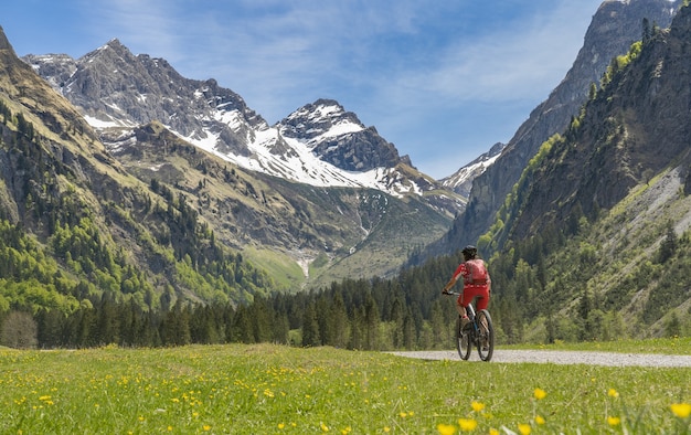 Mujer mayor en bicicleta de montaña eléctrica