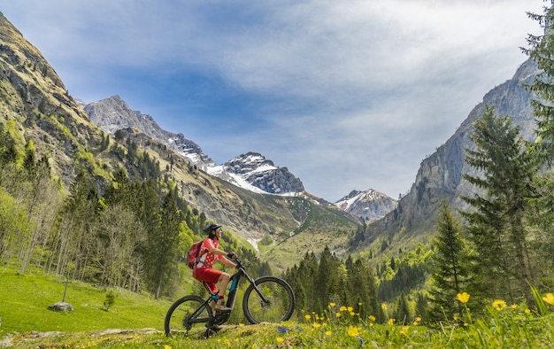 Foto gratuita mujer mayor en bicicleta de montaña eléctrica