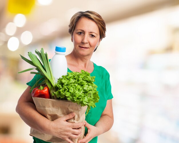 Mujer mayor con la bolsa de la compra