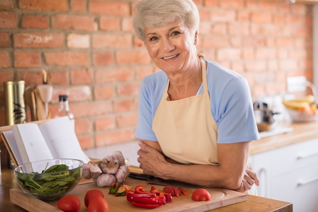Mujer mayor, en la cocina