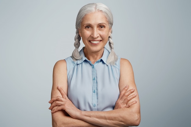 Foto gratuita mujer mayor con coletas vestida con blusa azul