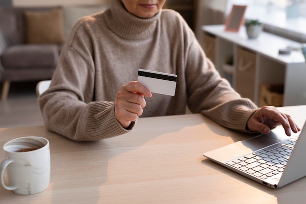 Mujer mayor de compras online