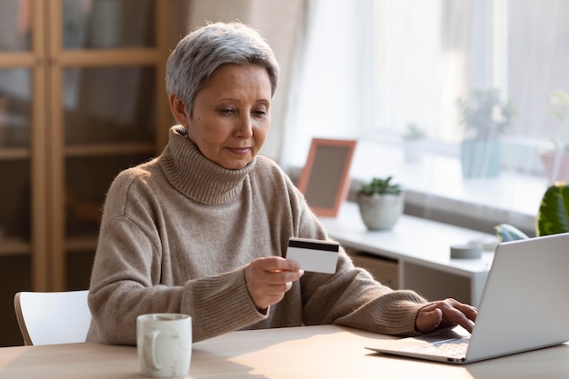 Foto gratuita mujer mayor de compras online