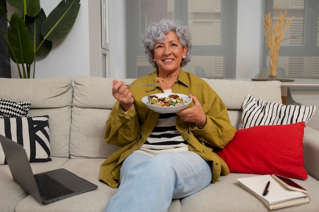 Foto gratuita mujer mayor disfrutando de un plato de higos caseros