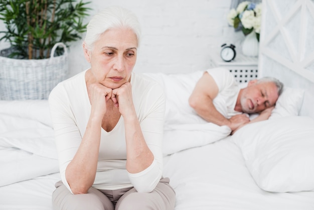 Mujer mayor enfadada y cansada despierta