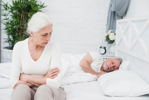 Mujer mayor enfadada y cansada despierta