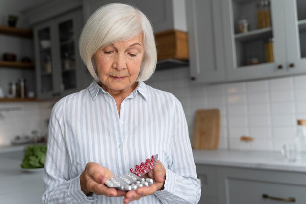 Mujer mayor enfrentando la enfermedad de alzheimer