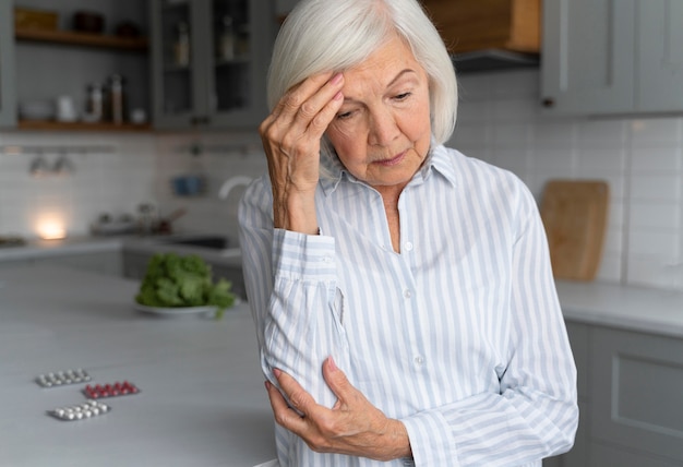 Mujer mayor enfrentando la enfermedad de alzheimer