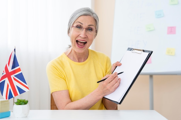 Mujer mayor enseñando lecciones de inglés en casa