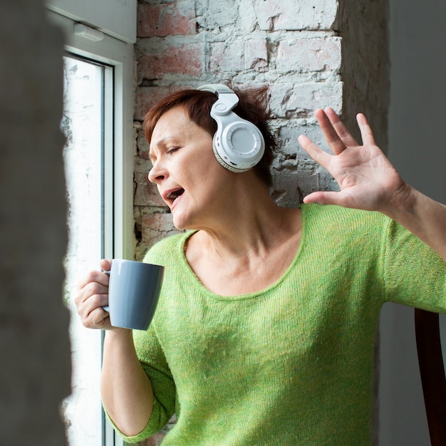 Foto gratuita mujer mayor escuchando música