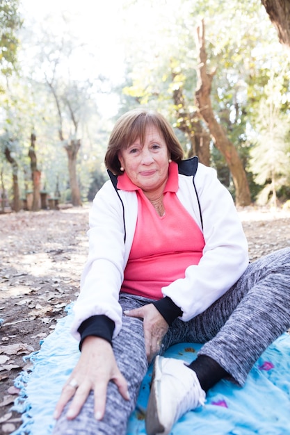 Mujer mayor estirando la pierna