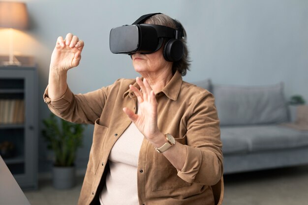 Mujer mayor con gafas de realidad virtual