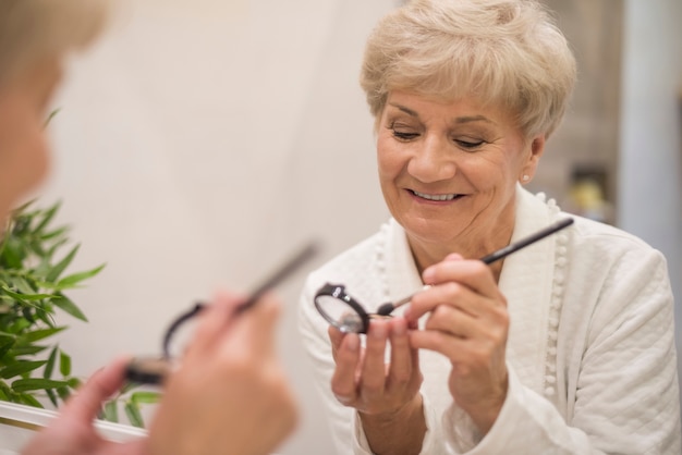 Mujer mayor, hacer, ella, maquillaje