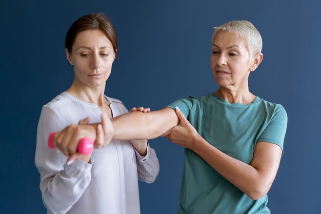 Mujer mayor haciendo una sesión de terapia ocupacional con un psicólogo