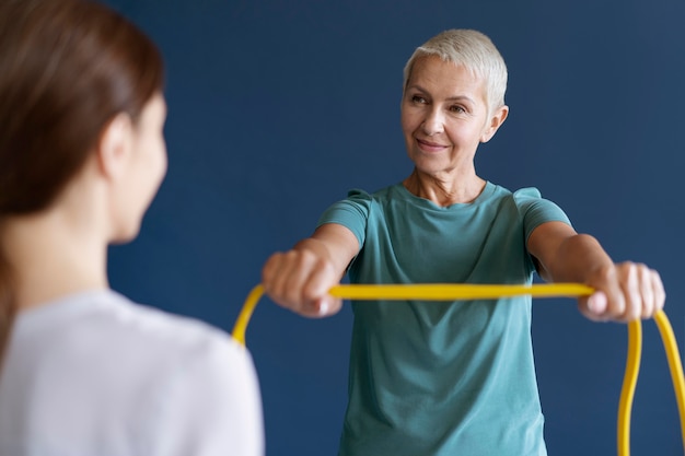 Foto gratuita mujer mayor haciendo una sesión de terapia ocupacional con un psicólogo