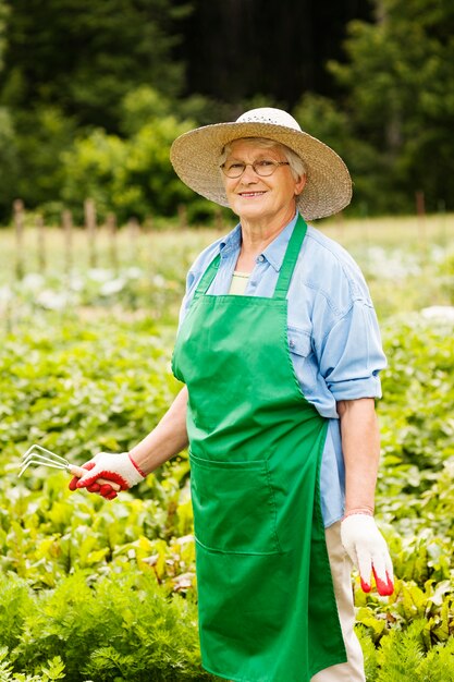 Mujer mayor, jardinería