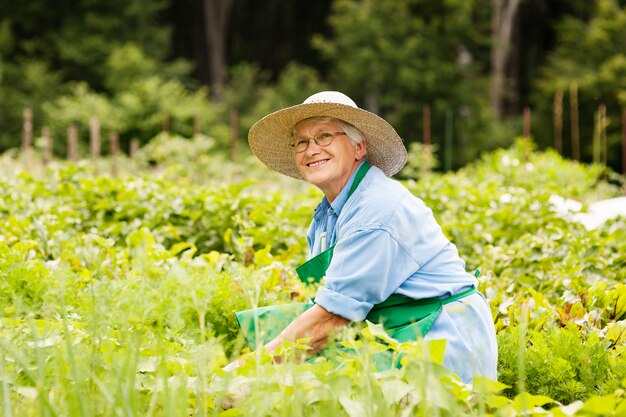 Mujer mayor, jardinería