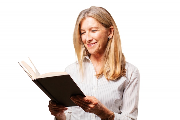 Mujer mayor leyendo un libro negro