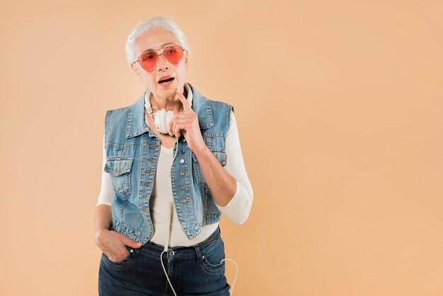 Mujer mayor moderna con gafas de sol