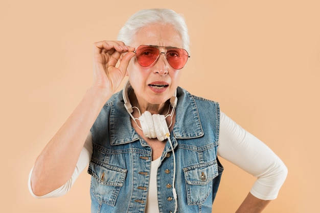 Mujer mayor moderna con gafas de sol