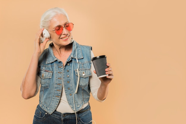 Mujer mayor moderna con gafas de sol