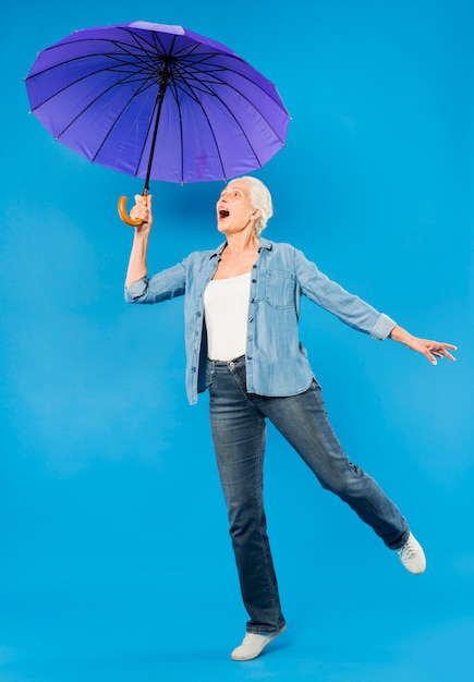 Mujer mayor moderna con paraguas