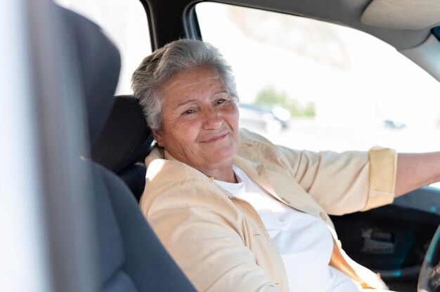 Mujer mayor moderna que vive en la ciudad