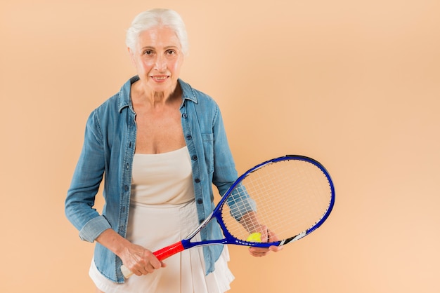 Mujer mayor moderna con raqueta de tenis