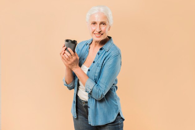 Mujer mayor moderna con taza de café